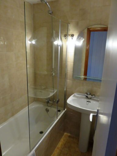 Hotel y Apartamentos Tirol, Formigal, Huesca, Spanien, Bad mit Dusche / Wanne und Waschbecken