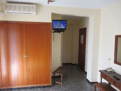 Hotel Vista Alegre, Benicássim, Spanien, Zimmer 405 mit Klimaanlage, Schrank, Fernseher, Kofferablage, Eingangtür, Tisch, Hocker und Spiegel