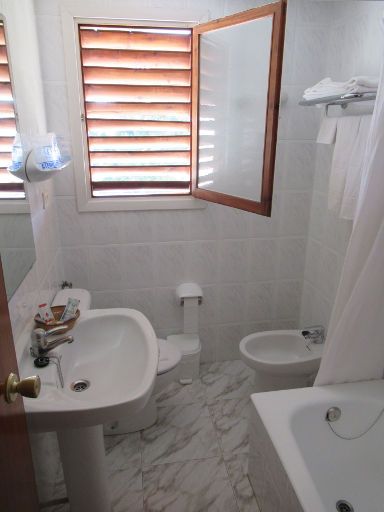 Hotel Vista Alegre, Benicássim, Spanien, Bad mit Waschbecken, WC, Fenster, WD und Badewanne / Dusche