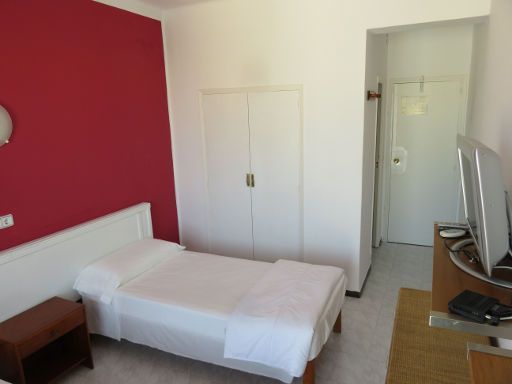 Hotel Xapala S’Arenal, Mallorca, Spanien, Zimmer 405 mit zwei Einzelbetten, Wandschrank mit Mini Safe, Trennwand zum Bad und Eingangstür