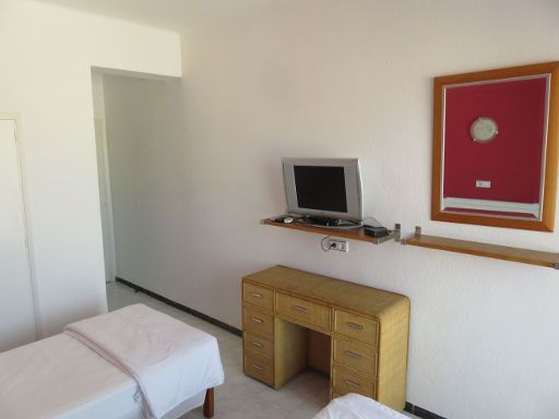 Hotel Xapala, S’Arenal, Mallorca, Spanien, Zimmer 405 mit Flachbildfernseher, Spiegel, Tisch ohne Stuhl und Ablage