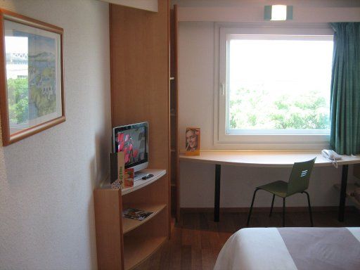 ibis Barcelona Cornellà, Spanien, Zimmer 301 mit Wandbild, Flachbildfernseher, Fenster, Tisch und Stuhl