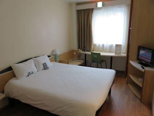 ibis Bilbao Barakaldo, Spanien, Zimmer 332 mit Doppelbett, Fenster, Kofferablage, Tisch, Stuhl und Fernseher