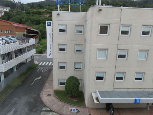 ibis Bilbao Barakaldo, Spanien, Blick aus dem Zimmer 332 auf das gegenüberliegende ibis budget Hotel