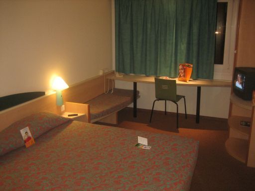 ibis budget Madrid Alcalá de Henares, Spanien, Zimmer 225 mit Doppelbett, Fenster, Stuhl, Kofferablage, Fernseher