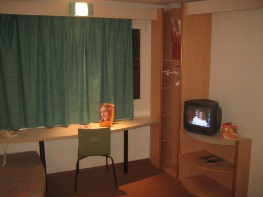 ibis budget Madrid Alcalá de Henares, Spanien, Fenster, offener Schrank und Fernseher