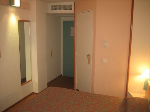 ibis budget Madrid Alcalá de Henares, Spanien, Wandspiegel, Eingangstür und Tür zum Bad