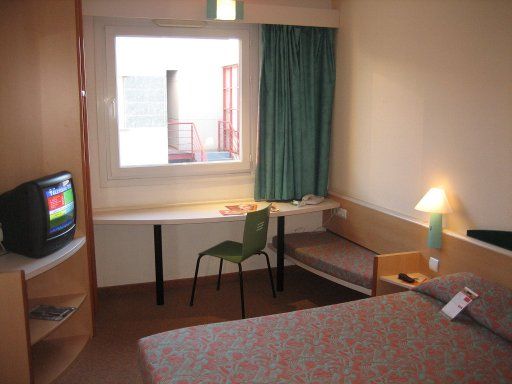 Ibis Granada, Spanien, Zimmer 241 mit Doppelbett, Fenster, Stuhl, Kofferablage, Fernseher