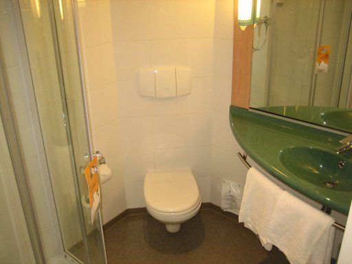 Ibis Granada, Spanien, Bad mit Duschkabine, WC und Waschtisch