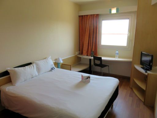 Ibis Jerez de La Frontera, Spanien, Zimmer 315 mit Doppelbett, Fenster, Stuhl, Tisch und Kofferablage