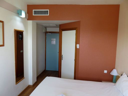 Ibis Jerez de La Frontera, Spanien, Zimmer 315 mit Wandspiegel, Eingangstür und Tür zum Bad