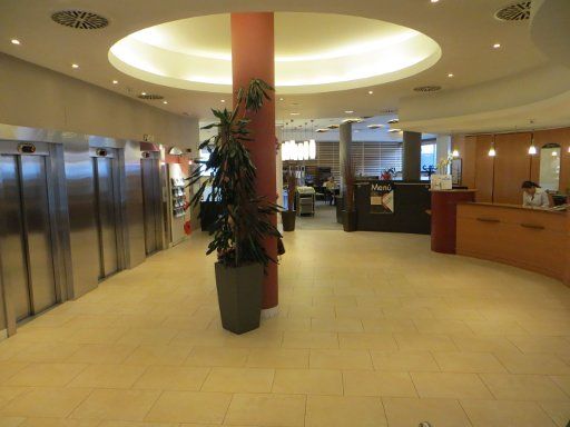 ibis Madrid Aeropuerto Barajas, Spanien, Lobby mit 3 Fahrstühlen und Rezeption