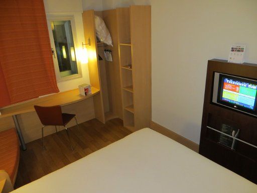 ibis Madrid Aeropuerto Barajas, Spanien, Zimmer 215 mit offenem Schrank und Flachbildfernseher