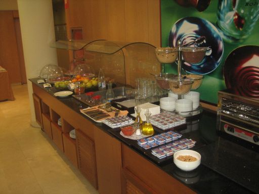 Ibis Madrid Alcalá de Henares la Garena, Spanien, ein Teil vom Frühstücksbuffet