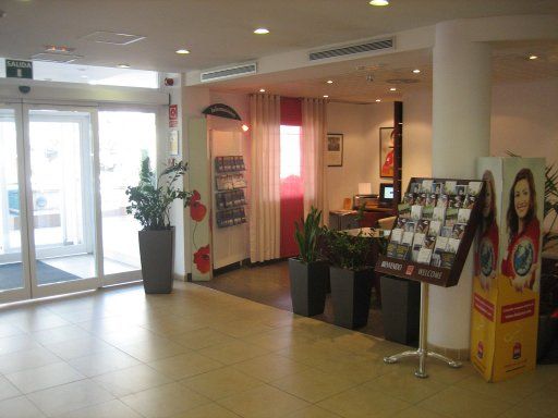 Ibis Madrid Valentin Beato, Spanien, Lobby mit Internet PC und Informationen zur Umgebung