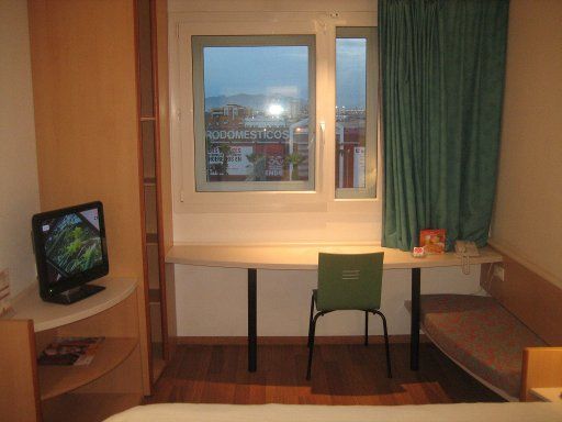 Ibis Málaga Avenida Velázquez, Spanien, Zimmer 409 mit Fenster, Stuhl, Tisch, Kofferablage, Fernseher