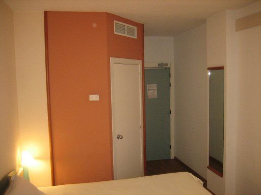 Ibis Málaga Avenida Velázquez, Spanien, Bett, Wandspiegel, Tür zum Bad und Eingangstür