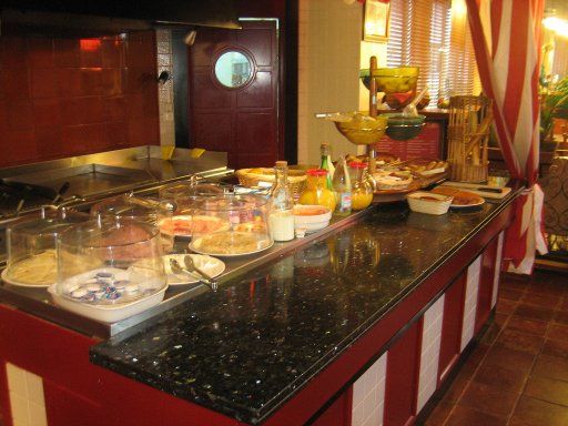 Ibis Sevilla, Frühstücksraum neben der Empfangshalle, ein Teil vom Buffet