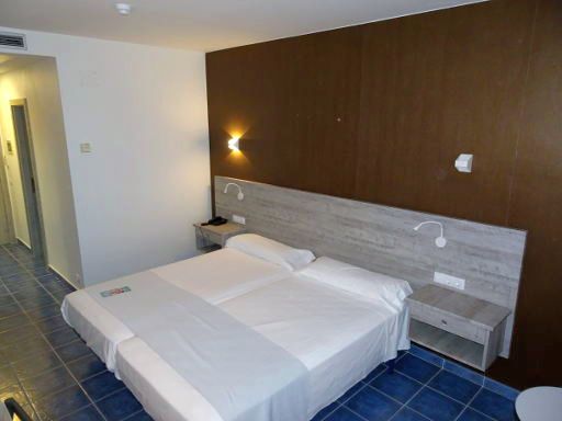 Kn Hotel Matas Blancas, Costa Calma, Fuerteventura, Spanien, Zimmer 329 mit zwei Einzelbetten, Wandleuchten, Tisch und Trennwand zum Bad