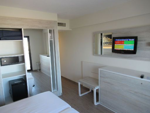 Medplaya Hotel Bali, Benalmádena, Spanien, Zimmer 2402 mit Einbauschrank, Minisafe, Kühlschrank, Klimaanlage, Wandspiegel, Flachbildfernseher, Ablage und Kofferablage