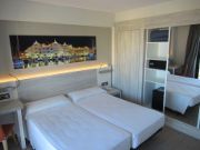 Medplaya Hotel Bali, Benalmádena, Spanien, Zimmer 2402 mit zwei Einzelbetten, Tisch, Stuhl, Nachttisch, LED Leseleuchten und Balkontür