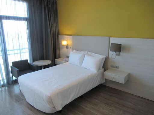 Medplaya Hotel Riviera, Benalmádena, Spanien, Zimmer 706 mit großem Bett, Fenster, Sessel, Tisch, Telefon, Nachttischleuchten und LED Leseleuchten