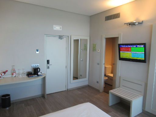 Medplaya Hotel Riviera, Benalmádena, Spanien, Zimmer 706 mit Tisch, Wasserkocher, Eingangstür, Klimaanlage, Wandspiegel, Tür zum Bad, Flachbildfernseher und Kofferablage