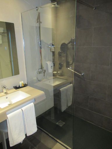 Medplaya Hotel Riviera, Benalmádena, Spanien, Bad mit Waschtisch und mit begehbarer Dusche
