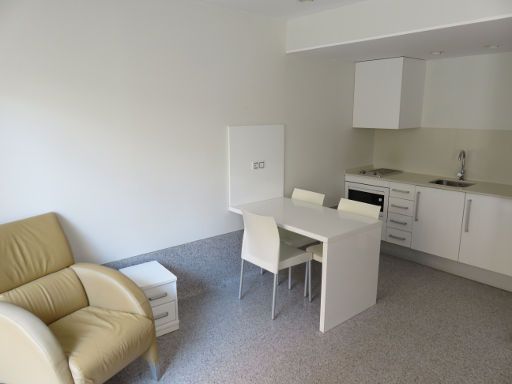 Apartamentos Mix Bahia Real S’Arenal, Mallorca, Spanien, Küche mit einem Sessel, drei Stühlen und Tisch