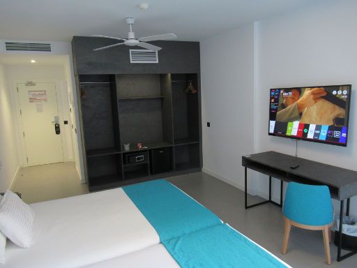 Moon Hotel & Spa, Aguadulce, Spanien, Zimmer 230 Eingangtür, Klimaanlage, Deckenventilator, offenen Wandschrank, Minisafe, Minibar, Tisch, Stuhl und Fernseher