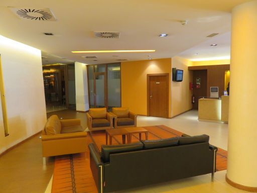 Novotel Valladolid, Spanien, Sitzgelegenheiten und Rezeption in der Empfangshalle