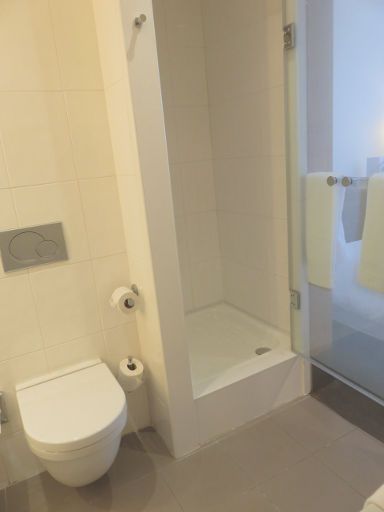 Novotel Valladolid, Spanien, Bad mit WD, WC und Dusche