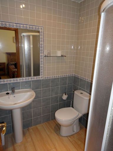 Hostal Parador de los Llanos, Torreorgaz, Spanien, Bad mit Waschbecken und WC