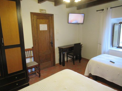 Pension Restaurant Casa Paulino, Los Corrales de Buelna, Spanien, Zimmer 101 mit Schrank, Stuhl, Eingangst&uuml;r, Flachbildfernseher und Tisch mit Stuhl