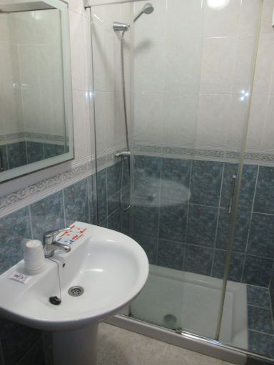 Pension Restaurant Casa Paulino, Los Corrales de Buelna, Spanien, Waschbecken und Dusche