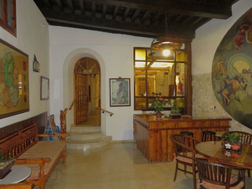 Posada San Julián, Cuenca, Spanien, Empfangshalle mit Rezeption und Durchgang zum Restaurant