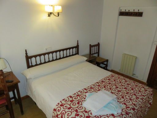 Posada San Julián, Cuenca, Spanien, Zimmer 11 mit Doppelbett, Wandleuchte, Nachttisch, Stuhl und Heizkörper