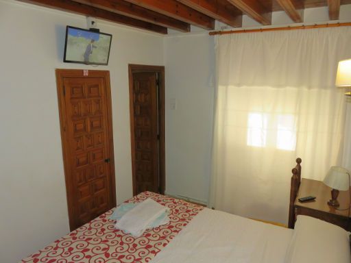 Posada San Julián, Cuenca, Spanien, Zimmer 11 mit Einbauschrank, Tür zum Badezimmer, Fenster, Stuhl und Tisch