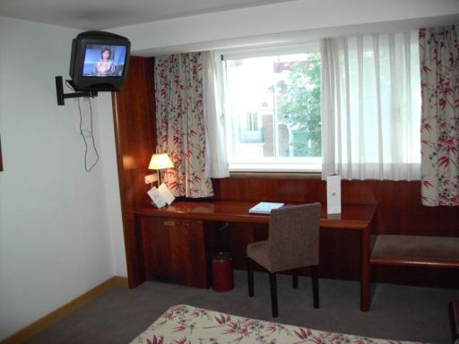 Rafaelhoteles Ventas Madrid, Spanien, Standard Zimmer mit TV, Tisch, Stuhl, Kofferablage