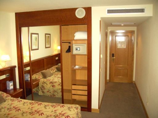 Rafaelhoteles Ventas Madrid, Spanien, Standard Zimmer mit Doppelbett, Mini Safe, Schrank mit Spiegel, Eingangstür