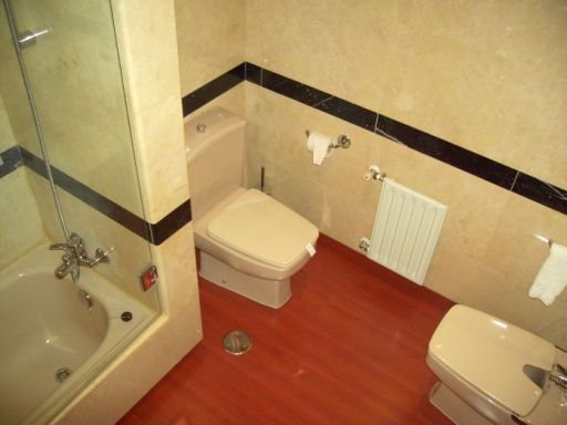 Rafaelhoteles Ventas Madrid, Spanien, Bad mit Badewanne, Waschtisch, WD und WC