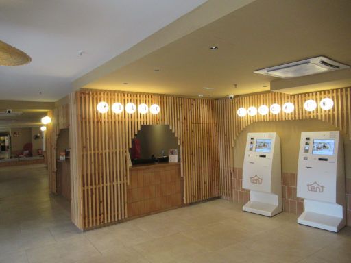 tent Lloret de Mar, Lloret de Mar, Spanien, Empfangshalle mit Automaten und Rezeption