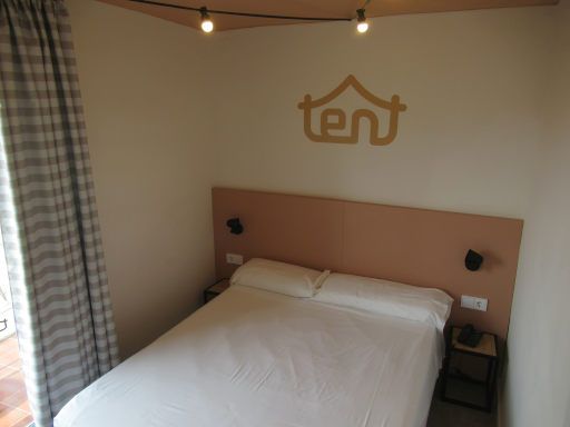 tent Lloret de Mar, Lloret de Mar, Spanien, Zimmer 519 mit Doppelbett, Nachttisch, Nachttischleuchten und Telefon