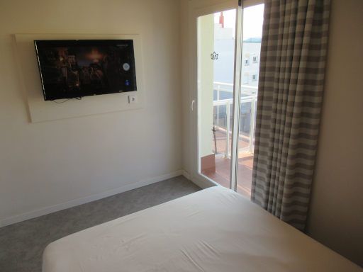 tent Lloret de Mar, Lloret de Mar, Spanien, Zimmer 519 mit Flachbildfernseher, Schiebetür zum Balkon und Gardine