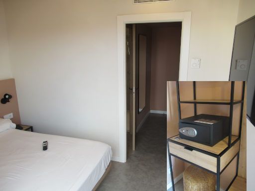 tent Lloret de Mar, Lloret de Mar, Spanien, Zimmer 519 mit Flur mit offenen Schrank, Minisafe, Tür zum Bad, Wandspiegel und Eingangstür