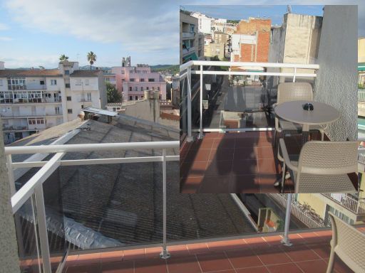 tent Lloret de Mar, Lloret de Mar, Spanien, Ausblick von der Terrasse zum Landesinneren, zwei Stühle und Tisch