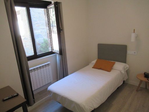 Villa Lucerna Sports & Hotel Resort, Vigo de Sanabria, Spanien, Zimmer 103 mit Einzelbett, Fenster, Heizkörper, Wandleuchte, Telefon