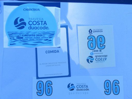 Traves&iacute;a Costa 2026, A Coru&ntilde;a, Spanien, Starterpaket mit Badekappe, Nummer f&uuml;r Wertsachenaufgabe, Essen Gutschein und Nummer f&uuml;r Schwimmer