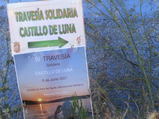 IV Travesía Solidaria Castillo de Luna 2021, Alburquerque, Spanien, Hinweisschild zum Stausee Peña del Águila