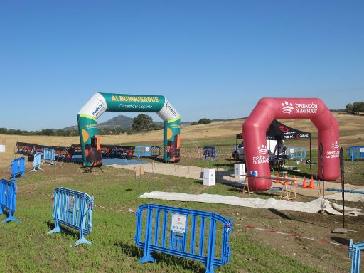 IV Travesía Solidaria Castillo de Luna 2021, Alburquerque, Spanien, Start– Zielbereich am Ufer